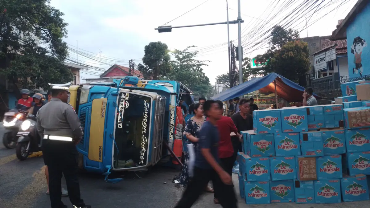 Truck Loaded with 9 Tons of Mineral Water Overturns on Bandung-Cirebon Route, Jatinangor Traffic Jammed