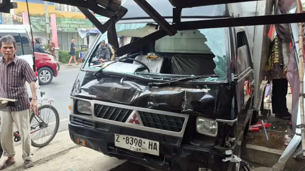 Box pickup car allegedly experienced microsleep, hitting three shophouses and seven motorbikes