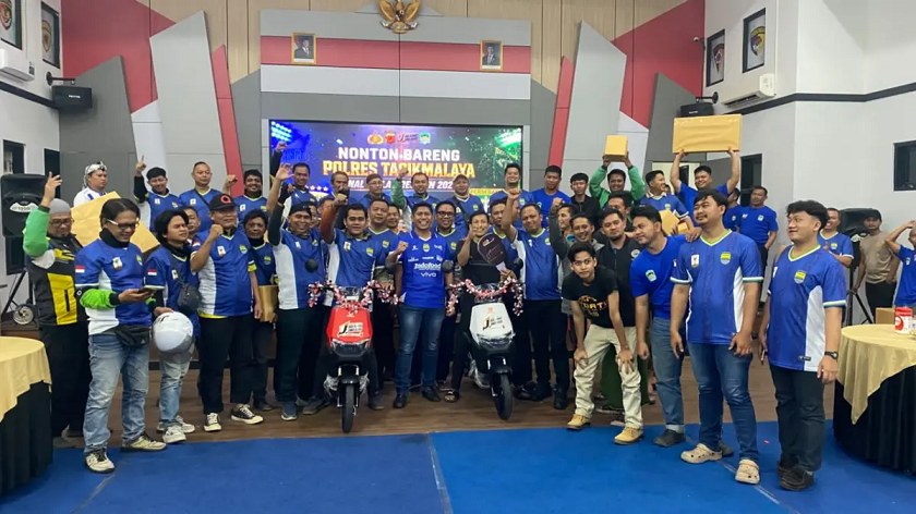 Persib Failed to Win, Bobotoh Came Home with an Electric Bicycle, His Story Makes You Smile