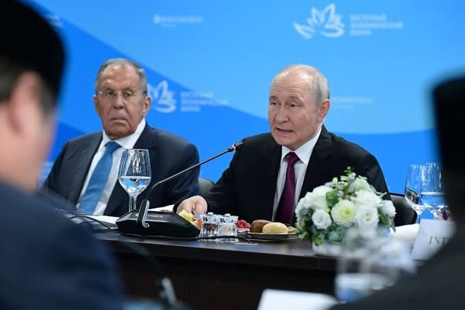 Prabowo 'Pays Debt' Apologizes Directly to Putin, Makes Putin Smile