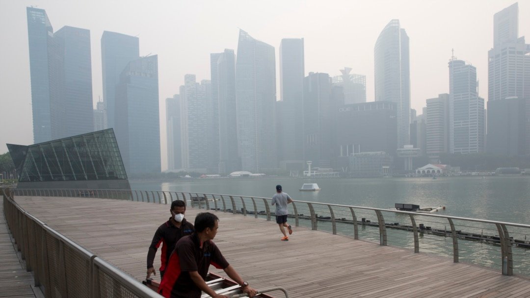 Indonesia's haze hits Singapore again, PSI reaches unhealthy levels