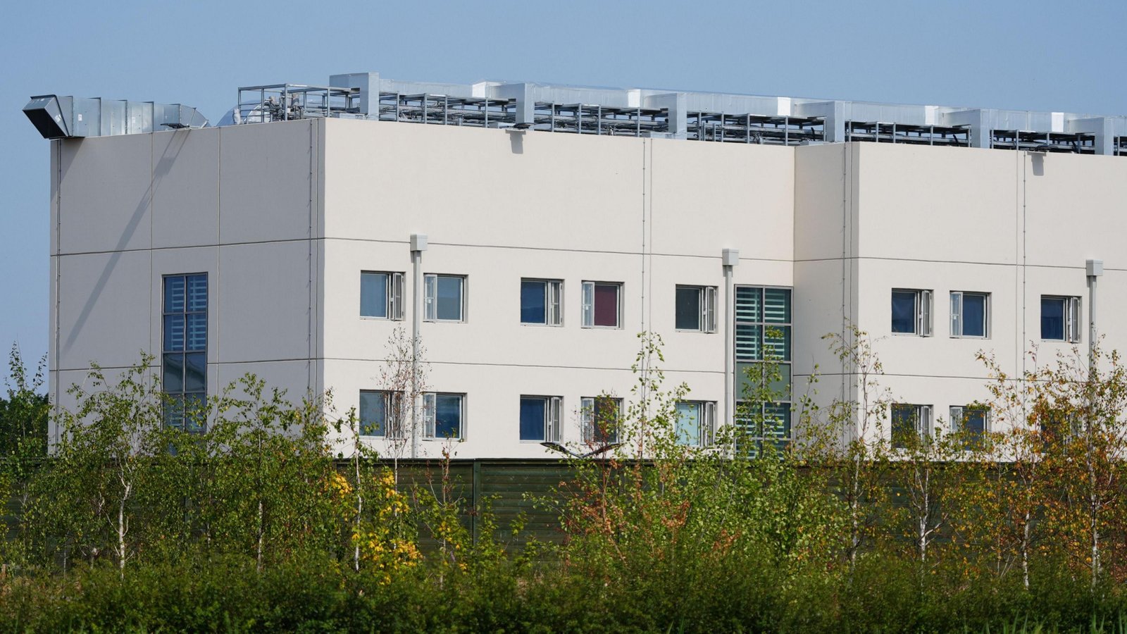 Former workers have described a 'chaotic atmosphere' at the new £400m prison