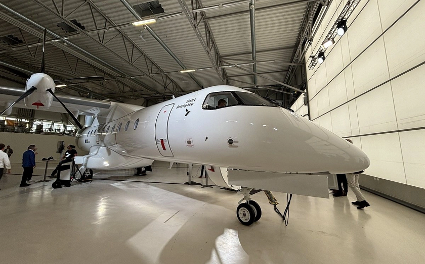 Flying Without Fuel, the World's Largest Electric Plane Successfully Takes Air: A New Era of Aviation Begins!